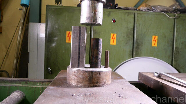 3種類の鉄パイプを油圧プレスの圧倒的圧力で押しつぶす実験映像