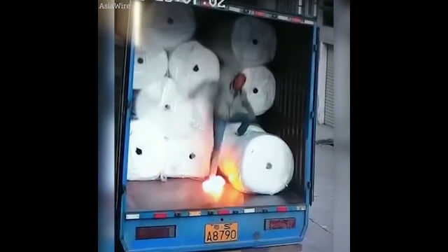 静電気によって爆煙がトラック内部を包み込む、中国での事故映像が恐ろしい
