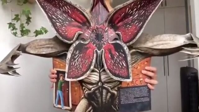 怪物デモゴルゴンが本から大きく飛び出す、米ドラマ「ストレンジャー・シングス」の飛び出す絵本