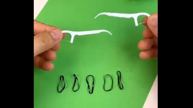 デンタルフロスと髪ゴム、綿棒を使った自作のミニ弓矢