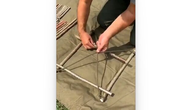 木の棒と紐を組み合わせてカゴを作る方法