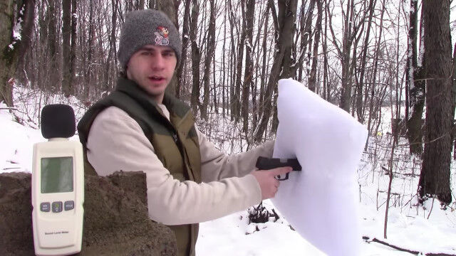 映画でよく見る「枕を拳銃のサイレンサーに使う」はホントに効果あるのか?実際撃って試してみた