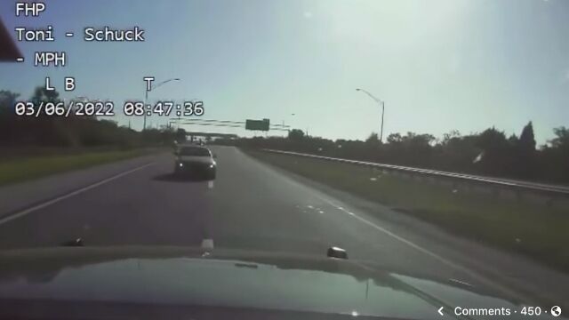 暴走車の向かう先はマラソン大会のコース。ハイウェイパトロール隊員が正面衝突して暴走を阻止