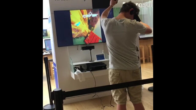 仮想空間に潜む危険。オキュラス・リフトの体験コーナーで、現実にダメージを受けてしまった男