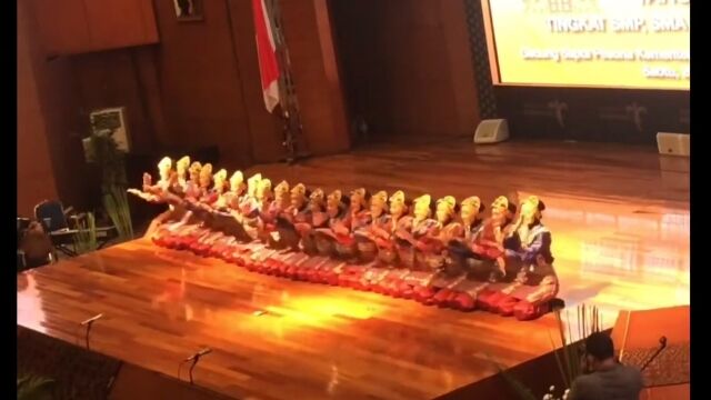 横一列に並んで座りながら踊るインドネシアの伝統舞踊、タリ・サマン。力強くスピード感のある動きに圧倒される