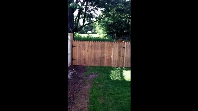 「ついにできたぞ!」愛犬のための柵が完成した直後の悲劇