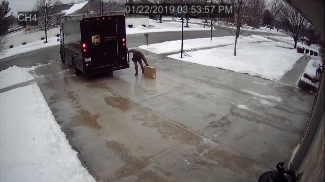 ツルッツルに凍りついたドライブウェイでもなんとか頑張って荷物を届けたUPSの配達員