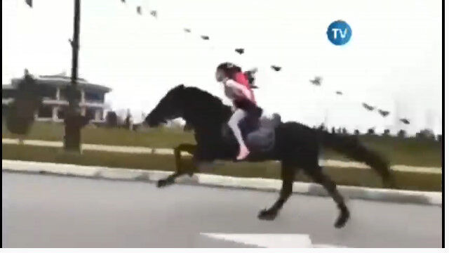 アゼルバイジャンの9歳少女、黒馬に跨がり通学路を駆ける