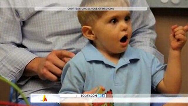 聴覚脳幹インプラントによって初めてパパの声を聞いた3歳の男の子、グレイソンくんが見せた反応