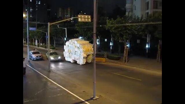 荷物を積みすぎて中身がなんだかわからない車両が上海で目撃される
