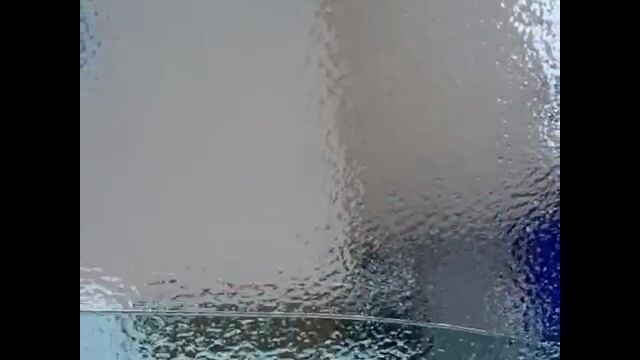 車の窓の氷をぶち破る、カナダ人のささやかな楽しみ