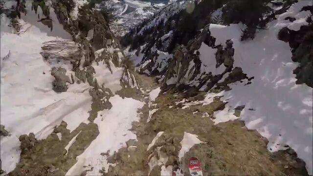 まるでデス・スター攻略戦。雪山を高速で滑走しながら空も飛ぶ、スキー・パラグライディングの迫力が凄い