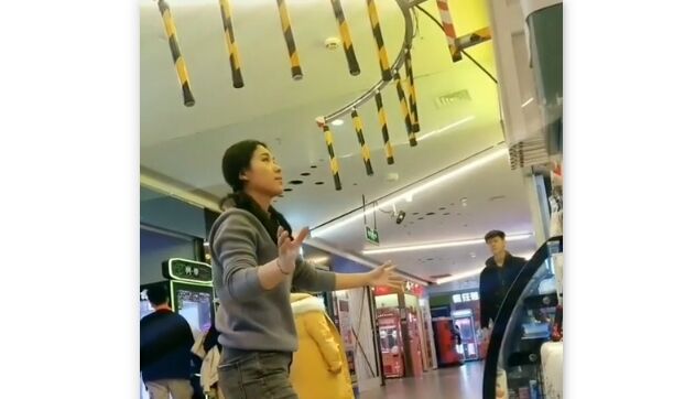 ランダムに落ちる棒をキャッチする、集中力と反射神経を試すアーケードゲーム