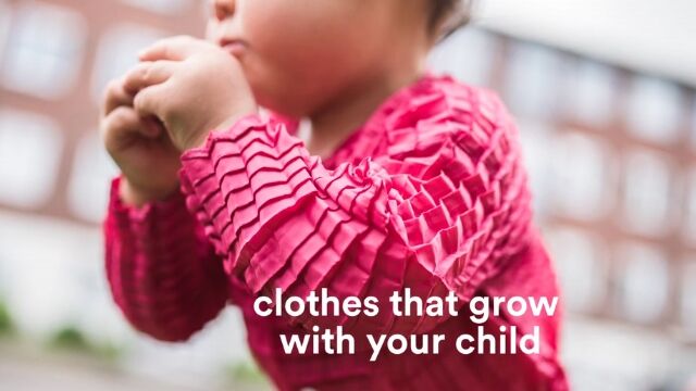 生後4カ月から3歳になるまでずっと着られる。折りたたみ式の生地が面白い子供服「Petit Pli」