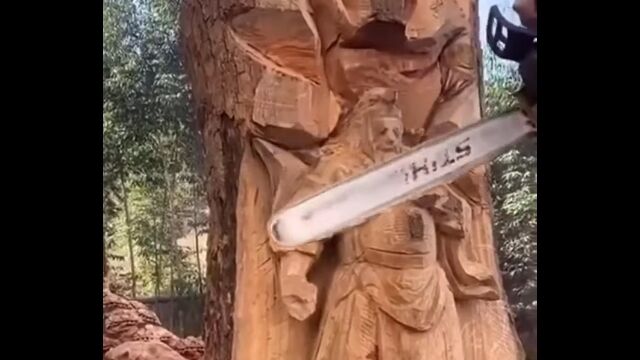 巨木をチェンソーやノミで彫り、関羽雲長の木像を作る早回し映像