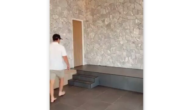 そこに扉があると知った後でも、ただの壁にしか見えない隠し扉