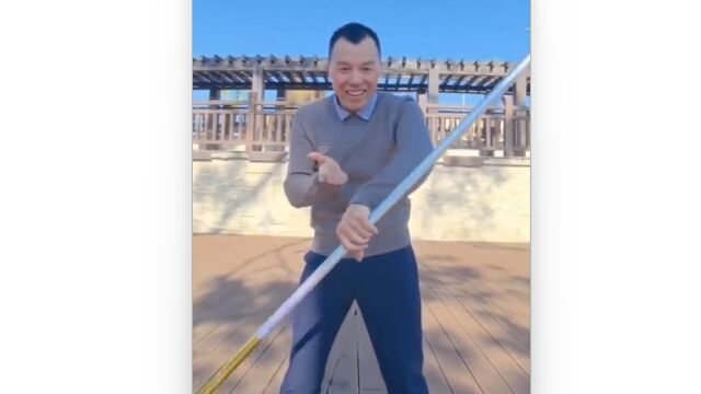 ゆっくり一から教えてくれる、棒を片手でブンブン回す方法