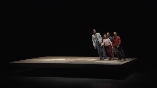 男女6人が回転し続ける床の上で表現するアート・パフォーマンス