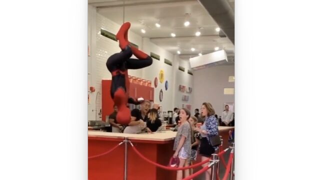 糸でぶら下がったスパイダーマンが天井から降りてくる、子供は絶対大喜びしちゃうショップ