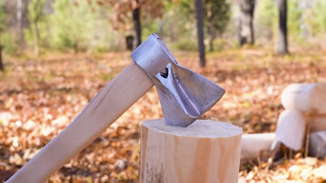 斧の刃を2つ融合させたら効率2倍じゃねーの？という発想のもと生まれた、十字薪割り斧