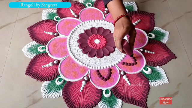 カラフルな色砂で模様を描くインドの伝統芸術、ランゴリ。様々な手法で描き出す模様が鮮やかで美しい