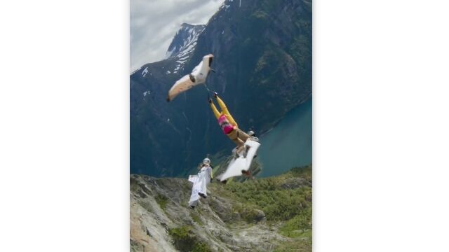 ������Υ����󥰥����Ĥˤ֤鲼���ꡢ�̤Υ����󥰥����Ĥξ�˹ߤ�롢�١��������פ�Υ���