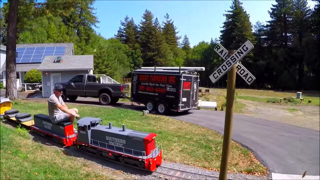 これはいい趣味。自宅敷地内に作った、世界最長規模のミニ鉄道