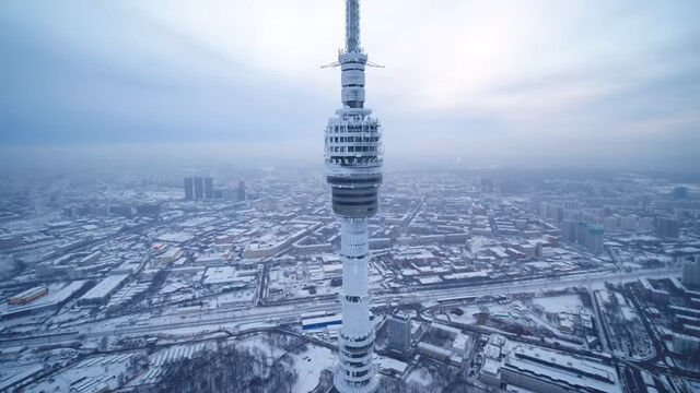 SF作品の建造物みたいに思える、モスクワ、オスタンキノ・タワーのドローン撮影映像