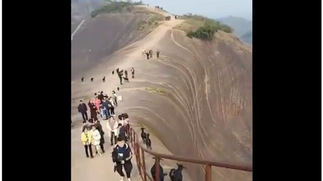 転がり落ちそうで怖すぎる。中国、湖南省の景勝地「高椅岭」