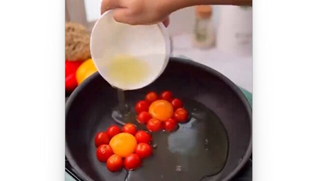 美味しそうだし可愛らしい、お花の目玉焼き