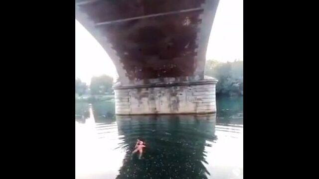 橋の下で泳ぎながら演奏したサックスは、とても素晴らしい音色となる