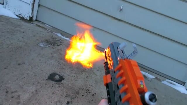 レゴ製なのにホントに炎を放射できる、ブラックオプス3の火炎放射器
