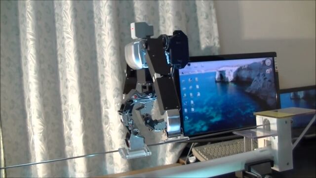 ¹ËÅϤê¤ËÉÔÀ°ÃÏÊâ¹Ô¡¢¿Í´Ö¤Î¤è¤¦¤Ë¼«Á³¤ËÊ⤯Dr.Guero¤µ¤ó¤Î¾®·¿¥í¥Ü¥Ã¥È¤¬À¨¤¤