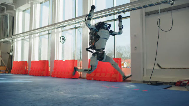 高性能ロボットたちが、その性能を遺憾なく発揮したダンス。軽快な動きとバランス感覚がすごい