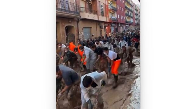 まさに人海戦術な、水害の後のスペイン、バレンシア