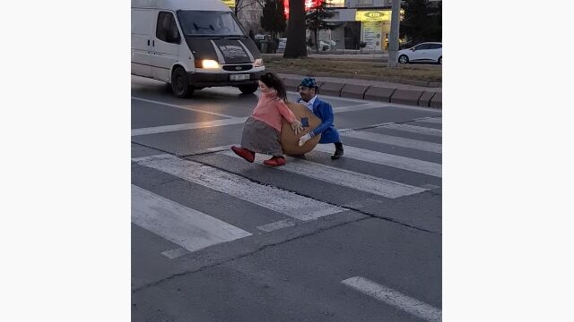 タネが分かると面白い。横断歩道で目撃された、荷物を運ぶ小人2人のコスプレ