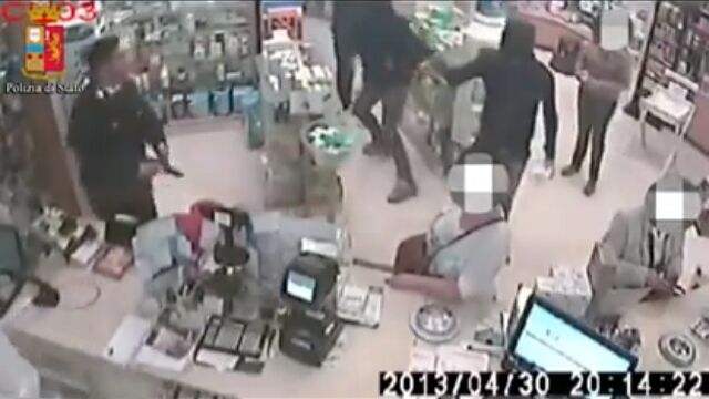 買い物中の警察官に気付かず押し入った強盗、一瞬で逮捕される