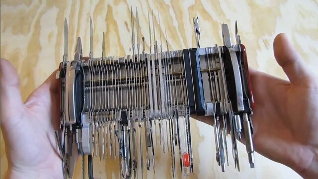 これさえあればだいたい大丈夫!87種の道具と141通りの機能を盛り込んだ世界一多機能なアーミーナイフ