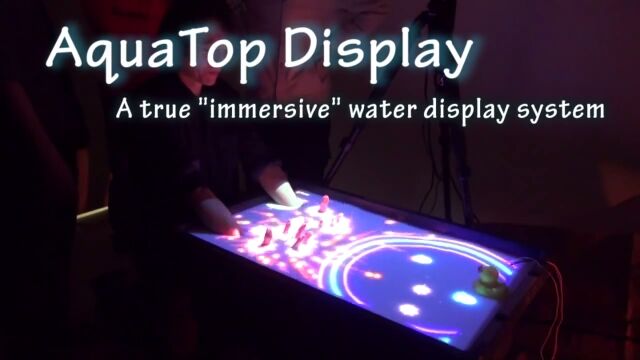 白濁した水面に映像を映し、バシャバシャ操作するマルチタッチスクリーン AquaTop display