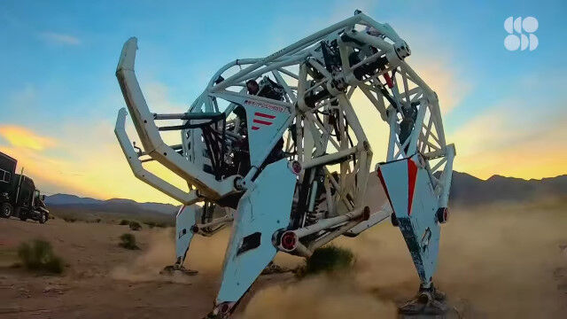 人が乗って操縦する、ノシノシ歩くタイプの大型メカ。大型歩行メカ同士のレースを目指して開発