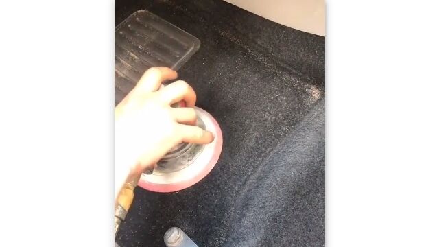 車内にこぼれた砂の掃除は、振動を与えるととても楽チンらしい