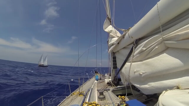 乗組員はどこに？バミューダ沖を航海中、漂流する無人のヨットを発見