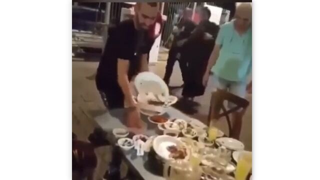 �ơ��֥�θ����դ��������ǡ���Ϥ丫��ʪ�ˤʤäƤ���Ź������