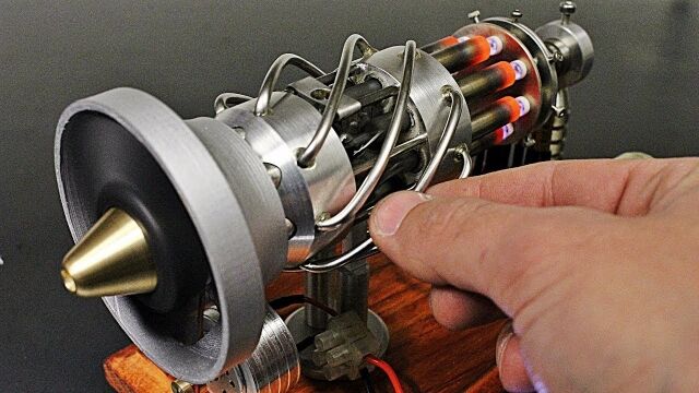 ガスを燃やして駆動する、小型の16シリンダ・スターリングエンジンが格好いい