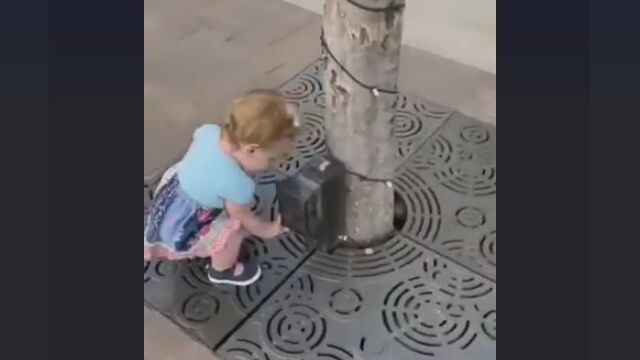 コロナ禍時代の幼児、身の回りのものがだいたい消毒器に思えてしまう