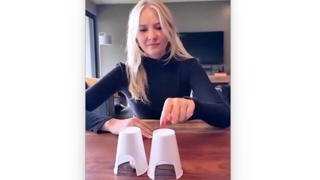 カメラからは丸見え。タネも仕掛けもわからぬマジックに驚かされる彼女