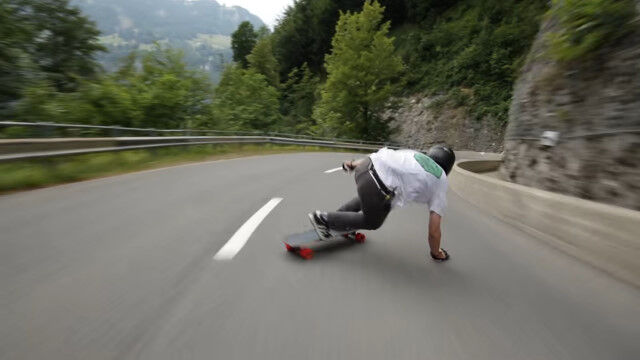下り最速。100キロ超えの速度で峠を滑り降りるダウンヒル・スケートボーダー