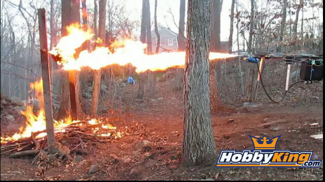 ドローンに搭載した火炎放射器で七面鳥を燃やす、豪快すぎる料理