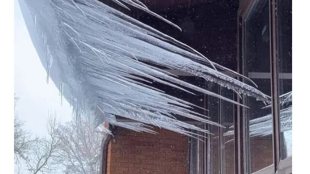 強風で角度を変えた氷柱が、窓ガラスを突き破りそうになった光景