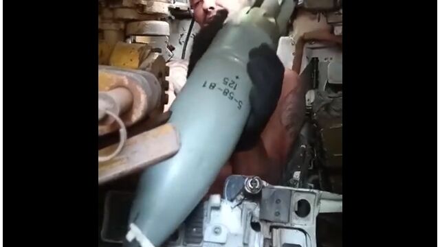 自動装填装置を備えたT-64戦車。その自動装填装置に砲弾を装填するメカニズム
